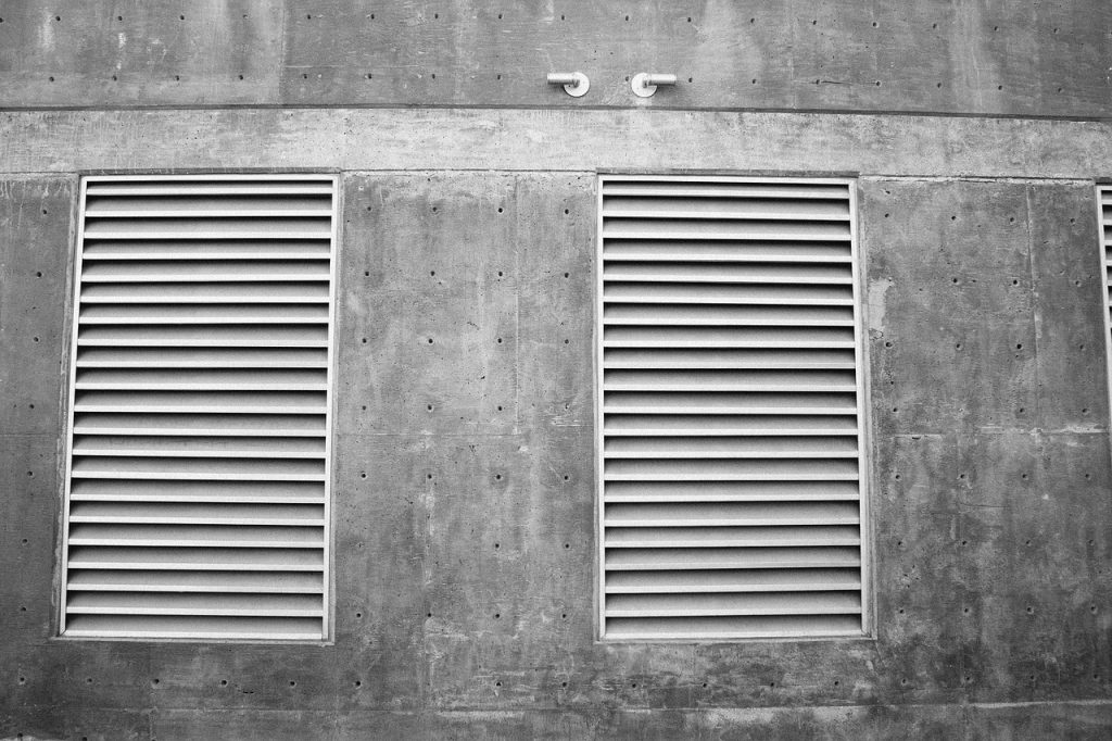 Persiana de seguridad metálica para negocio en Barcelona